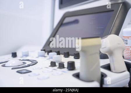 Primo piano di una macchina a ultrasuoni con pannello di controllo e pulsanti, Urologia, Germania, Europa Foto Stock