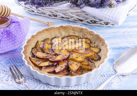 Crostata di nettarina con lavanda e miele Foto Stock