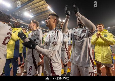 Bruxelles, Belgio. 13 febbraio 2025. I giocatori dell'Ajax Amsterdam festeggiano con i tifosi dopo i play-off della fase UEFA Europa League 2024/25 contro la Royale Union Saint-Gilloise e l'AFC Ajax allo stadio King Baudouin di Bruxelles, Belgio, il 13 febbraio 2025 (foto di Andrew SURMA/ credito: SIPA USA/Alamy Live News Foto Stock