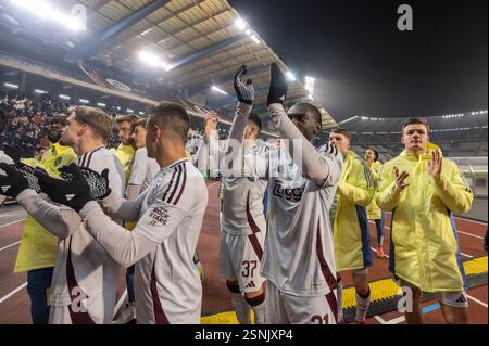 Bruxelles, Belgio. 13 febbraio 2025. I giocatori dell'Ajax Amsterdam festeggiano con i tifosi dopo i play-off della fase UEFA Europa League 2024/25 contro la Royale Union Saint-Gilloise e l'AFC Ajax allo stadio King Baudouin di Bruxelles, Belgio, il 13 febbraio 2025 (foto di Andrew SURMA/ credito: SIPA USA/Alamy Live News Foto Stock