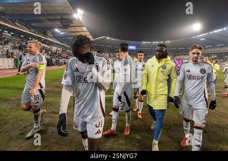 Bruxelles, Belgio. 13 febbraio 2025. I giocatori dell'Ajax Amsterdam festeggiano con i tifosi dopo i play-off della fase UEFA Europa League 2024/25 contro la Royale Union Saint-Gilloise e l'AFC Ajax allo stadio King Baudouin di Bruxelles, Belgio, il 13 febbraio 2025 (foto di Andrew SURMA/ credito: SIPA USA/Alamy Live News Foto Stock