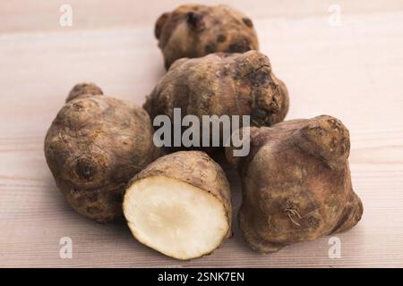 I carciofi di Gerusalemme su un tavolo di legno Foto Stock