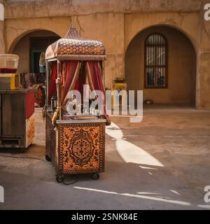 Tradizionale bancarello decorato che vende caffè estratto a Cezve sulla sabbia in un luogo turistico Foto Stock
