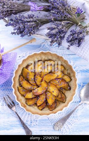 Crostata di nettarina con lavanda e miele Foto Stock