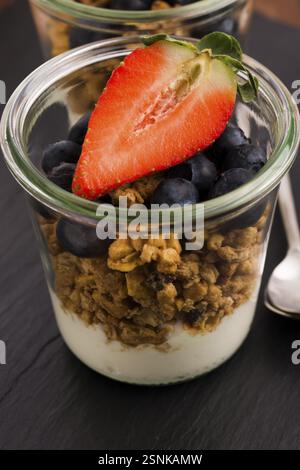 Muesli e yogurt con frutti di bosco freschi Foto Stock