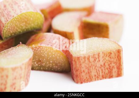 Rabarbaro rosso tritato su sfondo bianco Foto Stock