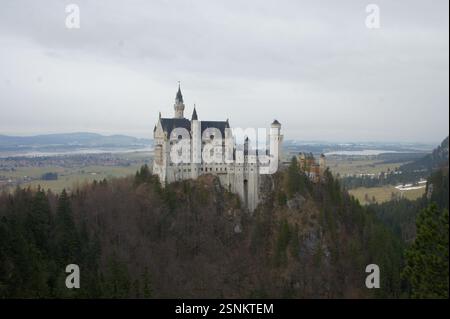 Il castello di Neuschwanstein, un famoso palazzo in stile revival romanico del XIX secolo in Baviera, Germania, si trova su un'aspra collina che si affaccia sulle colline pedemontane dell'Alpe. Re Foto Stock