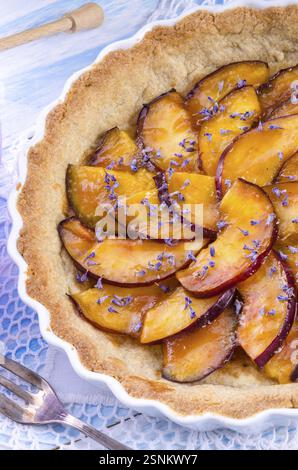Crostata di nettarina con lavanda e miele Foto Stock
