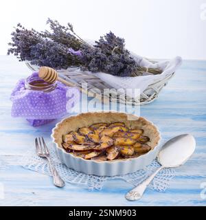 Crostata di nettarina con lavanda e miele Foto Stock