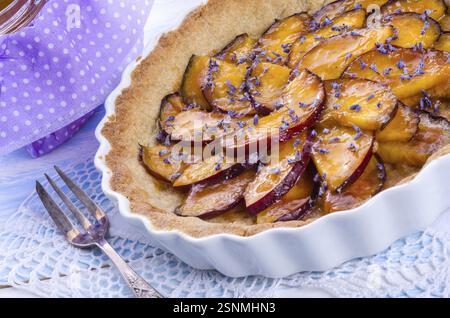 Crostata di nettarina con lavanda e miele Foto Stock