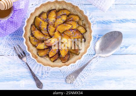 Crostata di nettarina con lavanda e miele Foto Stock
