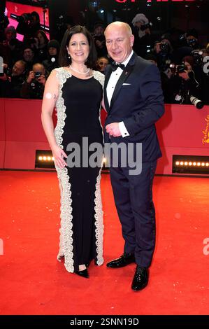 Kai Wegner mit Partnerin Katharina Günther-Wünsch bei der Festivaleröffnung und der Premiere des Kinofilms 'Das Licht / The Light' auf der Berlinale 2025 / 75. Internationale Filmfestspiele Berlin im Berlinale Palast. Berlino, 13.02.2025 Foto Stock