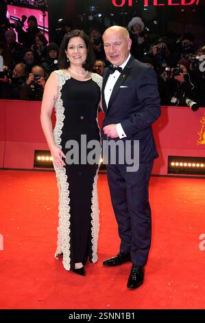 Kai Wegner mit Partnerin Katharina Günther-Wünsch bei der Festivaleröffnung und der Premiere des Kinofilms 'Das Licht / The Light' auf der Berlinale 2025 / 75. Internationale Filmfestspiele Berlin im Berlinale Palast. Berlino, 13.02.2025 Foto Stock