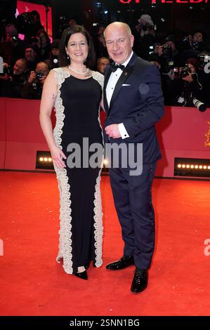 Kai Wegner mit Partnerin Katharina Günther-Wünsch bei der Festivaleröffnung und der Premiere des Kinofilms 'Das Licht / The Light' auf der Berlinale 2025 / 75. Internationale Filmfestspiele Berlin im Berlinale Palast. Berlino, 13.02.2025 Foto Stock