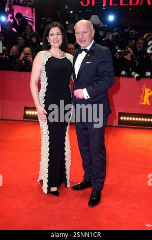 Kai Wegner mit Partnerin Katharina Günther-Wünsch bei der Festivaleröffnung und der Premiere des Kinofilms 'Das Licht / The Light' auf der Berlinale 2025 / 75. Internationale Filmfestspiele Berlin im Berlinale Palast. Berlino, 13.02.2025 Foto Stock