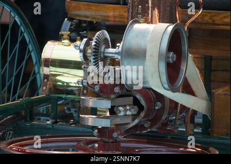 Germania, Monaco. Una vista ravvicinata degli ingranaggi in metallo con interblocco rivela l'intricato design della trasmissione di un'auto, una meraviglia dell'ingegneria automobilistica Foto Stock