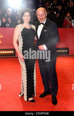 Kai Wegner mit Partnerin Katharina Günther-Wünsch bei der Festivaleröffnung und der Premiere des Kinofilms Das Licht / The Light auf der Berlinale 2025 / 75. Internationale Filmfestspiele Berlin im Berlinale Palast. Berlino, 13.02.2025 *** Kai Wegner con la partner Katharina Günther Wünsch all'apertura del festival e alla prima del lungometraggio The Light al Berlinale 2025 75 Berlin International Film Festival al Berlinale Palast Berlin, 13 02 2025 foto:XC.xNiehausx/xFuturexImagex berlinale Opening 5602 Foto Stock