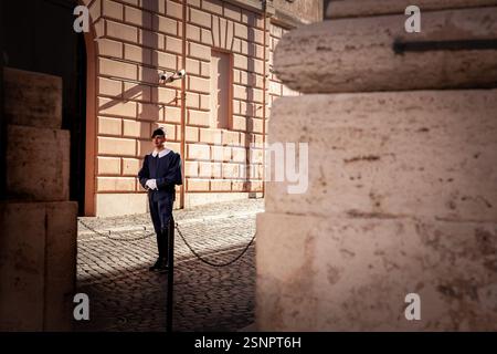 VATICANO - 15 GIUGNO 2024: Una Guardia Svizzera si erge solennemente in uniforme, riflettendo la tradizione secolare di proteggere il Vaticano e servire come pari Foto Stock