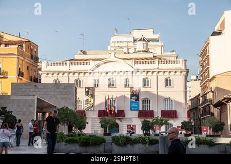 VALENCIA, SPAGNA - 13 OTTOBRE 2024: Il principale edificio dell'Università Cardinale Herrera della CEU si trova in una piazza storica. Universidad CEU Valencia Foto Stock