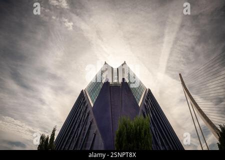 VALENCIA, SPAGNA - 13 OTTOBRE 2024: L'Agora svetta all'interno della città delle Arti e delle Scienze, mostrando una geometria futuristica che contraddistingue questo landmar Foto Stock