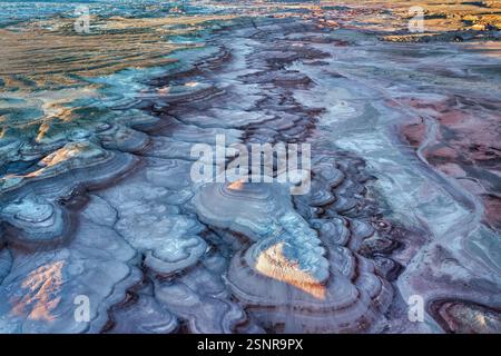 Vista aerea delle Bentonite Hills poco prima del tramonto, mostrando gli strati multicolori di argilla e sedimenti vicino alla Mars Desert Research Station Foto Stock