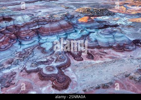Vista aerea delle Bentonite Hills poco prima del tramonto, mostrando gli strati multicolori di argilla e sedimenti vicino alla Mars Desert Research Station Foto Stock