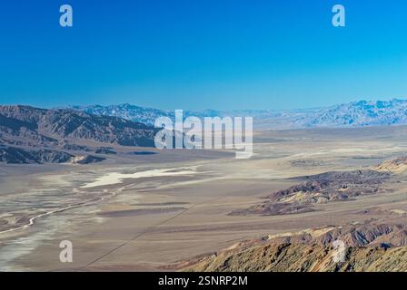 Vista dalle Black Mountains del bacino Badwater sottostante nel Death Valley National Park Foto Stock