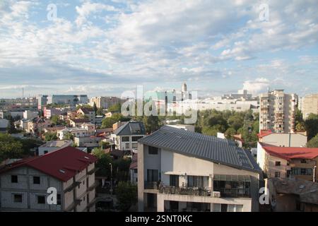 Bucarest, Romania. Appartamenti nel quartiere 13 Septembrie, alcuni costruiti in epoca comunista, alcuni negli anni '2000 Foto Stock