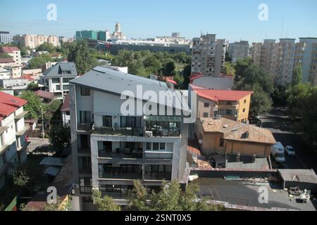 Bucarest, Romania. Appartamenti nel quartiere 13 Septembrie, alcuni costruiti in epoca comunista, alcuni negli anni '2000 Foto Stock
