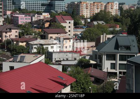 Bucarest, Romania. Appartamenti nel quartiere 13 Septembrie, alcuni costruiti in epoca comunista, alcuni negli anni '2000 Foto Stock