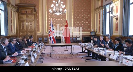 Londra, Gran Bretagna. 13 febbraio 2025. Il ministro degli Esteri cinese Wang Yi, anche membro dell'Ufficio politico del Comitato centrale del Partito Comunista Cinese, co-presiede il decimo dialogo strategico Cina-Regno Unito con il ministro degli Esteri britannico David Lammy, a Londra, Regno Unito, 13 febbraio 2025. Crediti: Li Ying/Xinhua/Alamy Live News Foto Stock
