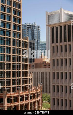 Soleggiata vista estiva pomeridiana dello skyline del centro di Phoenix, Arizona, Stati Uniti. Foto Stock