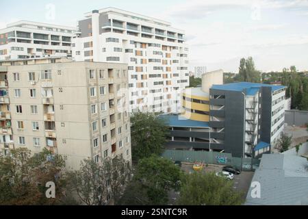 Bucarest, Romania. Appartamenti nel quartiere 13 Septembrie, alcuni costruiti in epoca comunista, alcuni negli anni '2000 Foto Stock