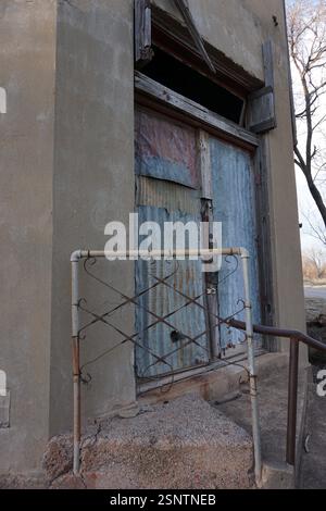 un vecchio edificio abbandonato in una città fantasma Foto Stock