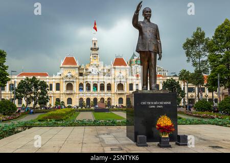 Edificio del Comitato del popolo e statua di ho chi Minh, ho chi Minh - Saigon, Vietnam, venerdì 8 novembre 2024. Foto: David Rowland / One-Image.com Foto Stock