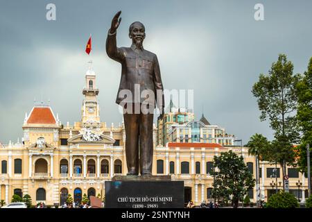 Edificio del Comitato del popolo e statua di ho chi Minh, ho chi Minh - Saigon, Vietnam, venerdì 8 novembre 2024. Foto: David Rowland / One-Image.com Foto Stock
