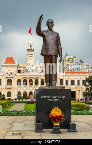 Edificio del Comitato del popolo e statua di ho chi Minh, ho chi Minh - Saigon, Vietnam, venerdì 8 novembre 2024. Foto: David Rowland / One-Image.com Foto Stock