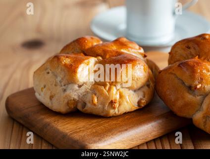Pane fresco in noce posizionato su una superficie in legno Foto Stock