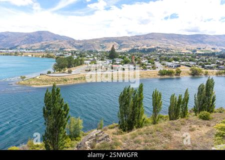 Vista della città e del fiume Clutha da Bruce Jackson Lookout, Cromwell (Tīrau), regione di Otago, Isola del Sud, nuova Zelanda Foto Stock
