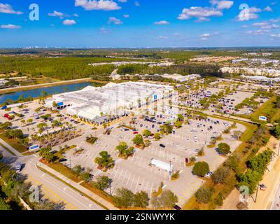 Naples, FL, USA - 6 febbraio 2025: Foto aerea Walmart Naples Florida Foto Stock