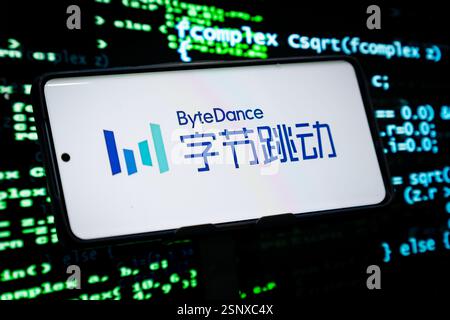 CHONGQING, CINA - 14 FEBBRAIO 2025 - un'illustrazione mostra il logo ByteDance visualizzato su uno smartphone con il codice prodotto sullo sfondo di Chong Foto Stock
