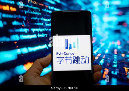 CHONGQING, CINA - 14 FEBBRAIO 2025 - un'illustrazione mostra il logo ByteDance visualizzato su uno smartphone con il codice prodotto sullo sfondo di Chong Foto Stock