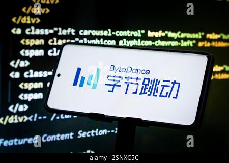 CHONGQING, CINA - 14 FEBBRAIO 2025 - un'illustrazione mostra il logo ByteDance visualizzato su uno smartphone con il codice prodotto sullo sfondo di Chong Foto Stock