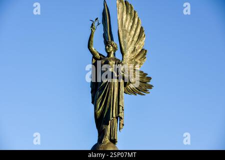 Fotografia del Memoriale di Edoardo VII del 1912 (comunemente noto come la Statua della Pace) Scultura di un angelo che tiene un ramoscello d'ulivo. Brighton e Hove Inghilterra Regno Unito Foto Stock