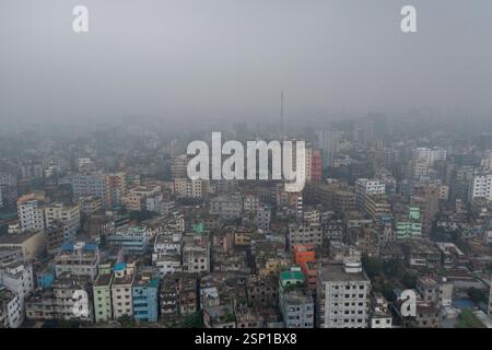 Veduta aerea di Dacca ricoperta da fitta nebbia invernale. Dacca, Bangladesh. Foto Stock