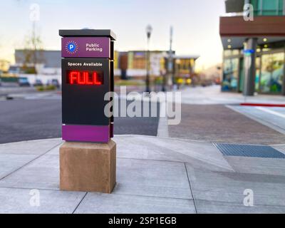 Il segnale di parcheggio pubblico è PIENO di lettere rosse accese. Cartellone digitale elettronico all'ingresso di un parcheggio pubblico. Sfondo sfocato. Foto Stock