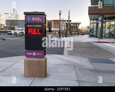 Il cartello del parcheggio è PIENO all'ingresso di un garage pubblico. - Sunnyvale, California, USA - 23 gennaio 2025 Foto Stock