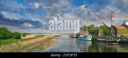 Foto a colori di vecchie barche a vapore e a vela ormeggiate a Snape Maltings, Suffolk, Inghilterra Foto Stock