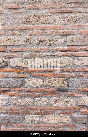 Un'immagine dettagliata di un muro in pietra vintage e rustico, che mostra la sua trama irregolare, il motivo naturale e l'atmosfera storica, ideale per gli sfondi Foto Stock