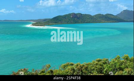Paradiso tropicale sull'Isola di Hamilton. Una lussureggiante isola verde con spiaggia di sabbia bianca in un oceano turchese invita a una fuga in paradiso. E' un essere remoto Foto Stock